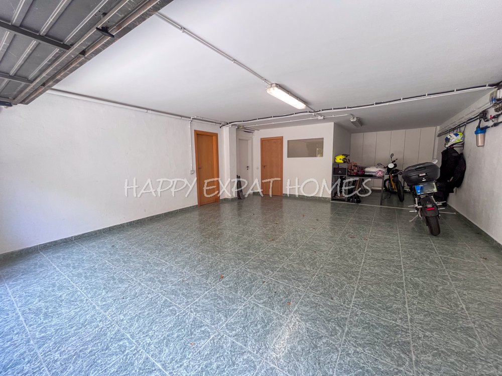 Beeindruckende Zweifamilienhaus-Hälfte mit Touristenlizenz (mit hoher Rentabilität) und Meerblick in Vallpineda.
Diese Doppelhaushälfte verfügt üb