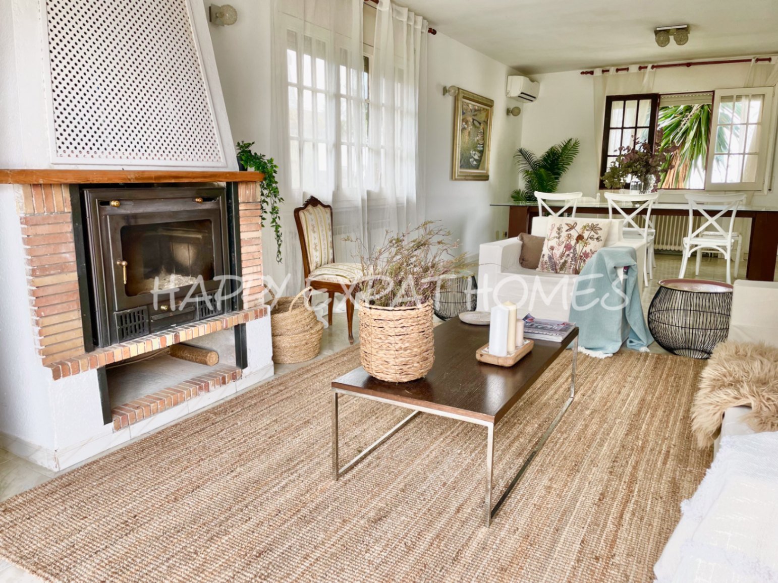 Unglaubliches Doppelhaus mit TOURISTISCHER LIZENZ und privatem Wald. Mit etwas Liebe und einigen Renovierungen hat diese Immobilie das Potenzial, eine