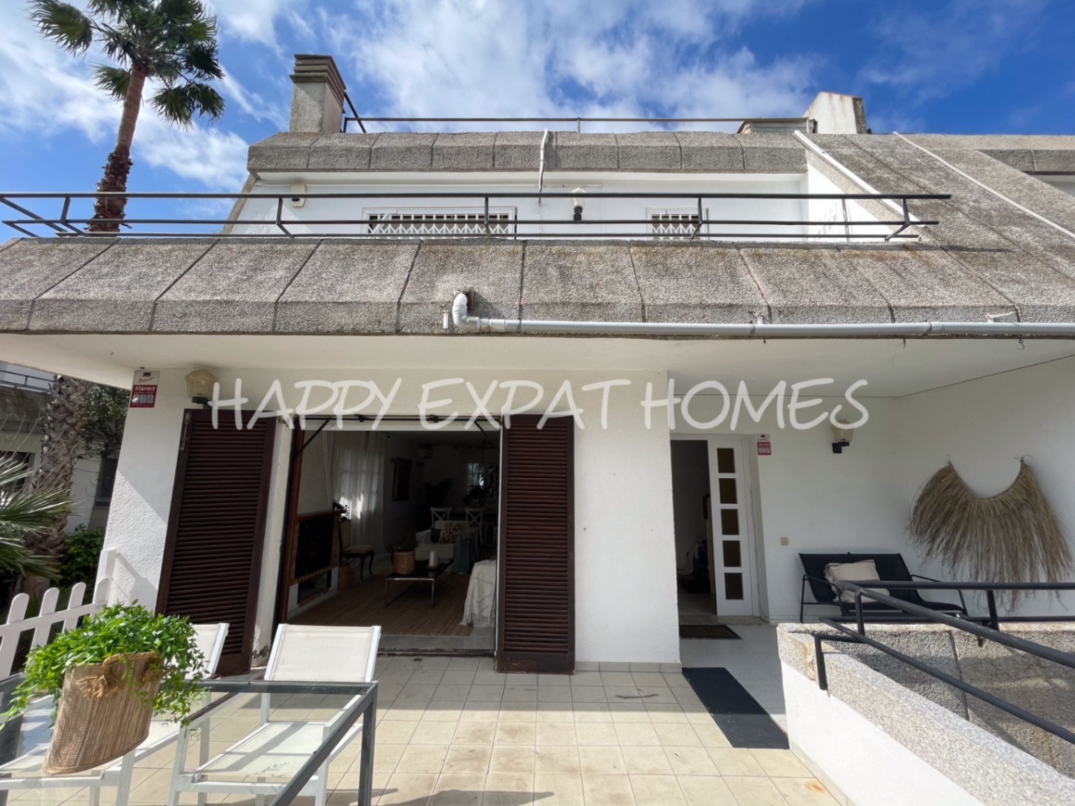 Unglaubliches Doppelhaus mit TOURISTISCHER LIZENZ und privatem Wald. Mit etwas Liebe und einigen Renovierungen hat diese Immobilie das Potenzial, eine