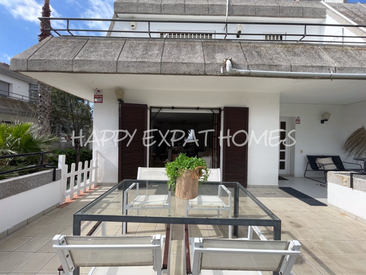 Unglaubliches Doppelhaus mit TOURISTISCHER LIZENZ und privatem Wald. Mit etwas Liebe und einigen Renovierungen hat diese Immobilie das Potenzial, eine