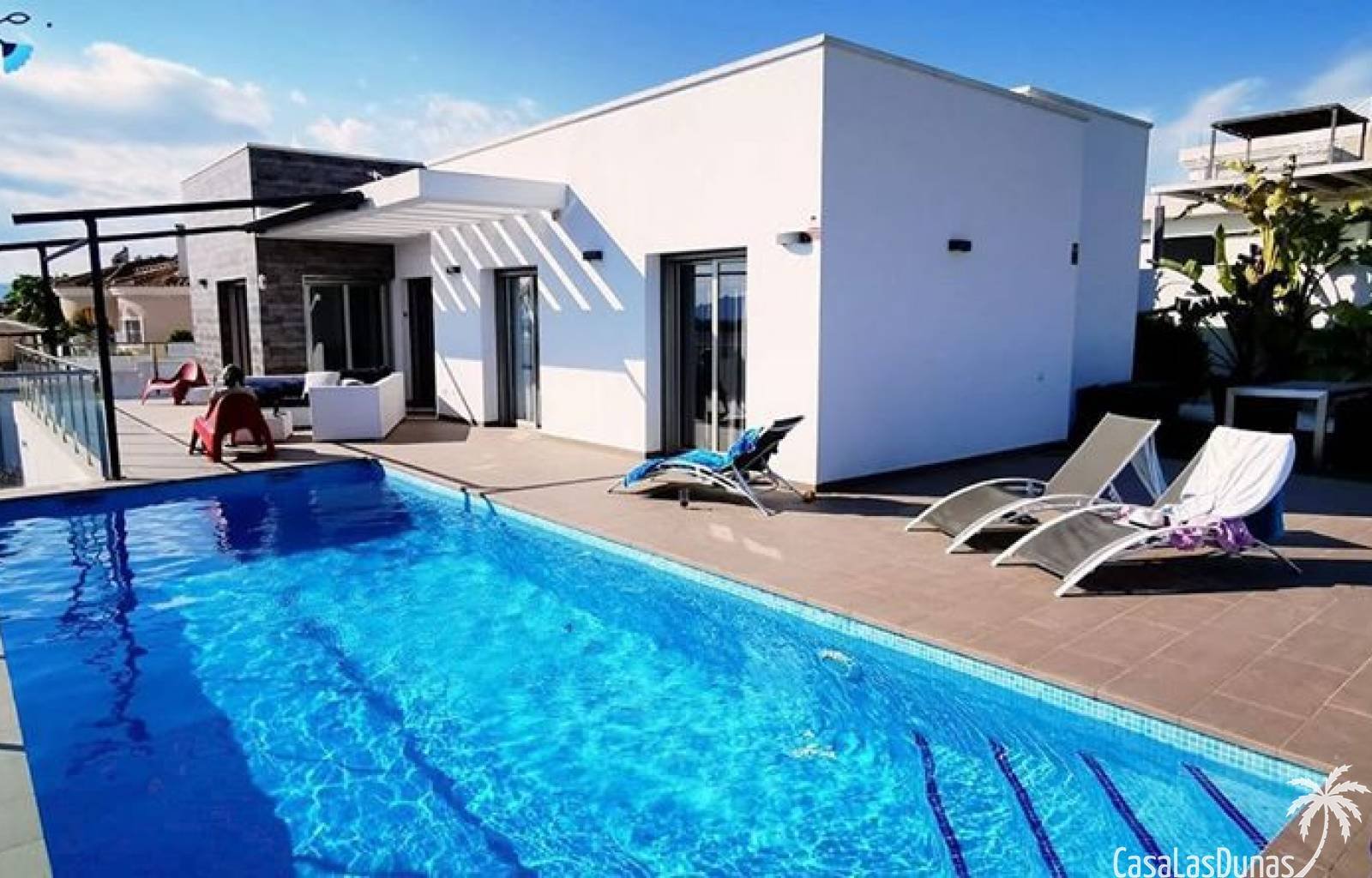 **Angebot: Luxus-Ferienvilla in La Marina**
 Bei diesem Objekt erhalten Sie bei Anreise innerhalb von 2 Wochen 10 % Rabatt, sofern es noch verfügbar