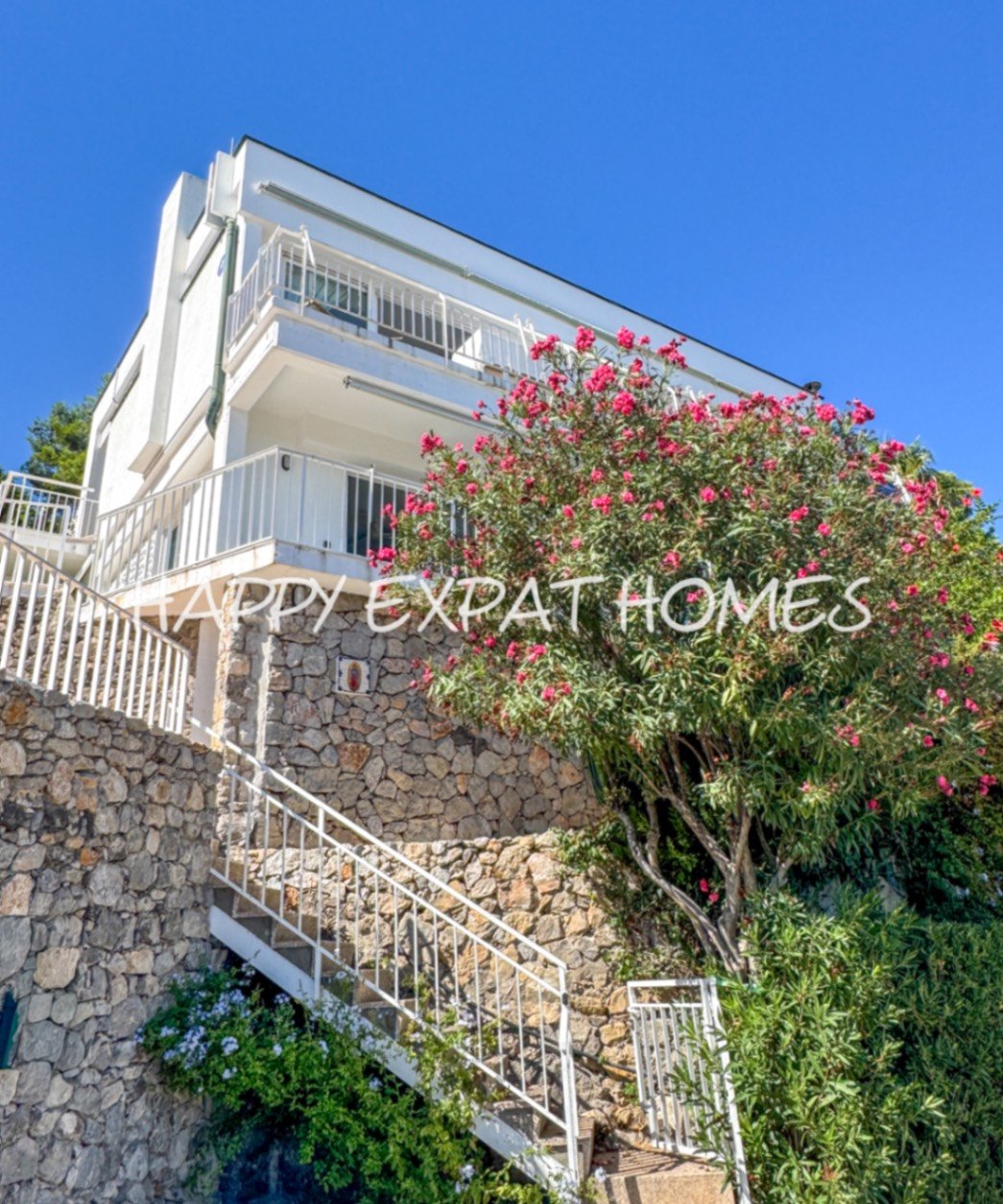 Diese wunderschöne Immobilie befindet sich in einem der beliebtesten Gebiete von Les Botigues de Sitges. Ihre atemberaubenden Meerblicke sind ohne Zwe