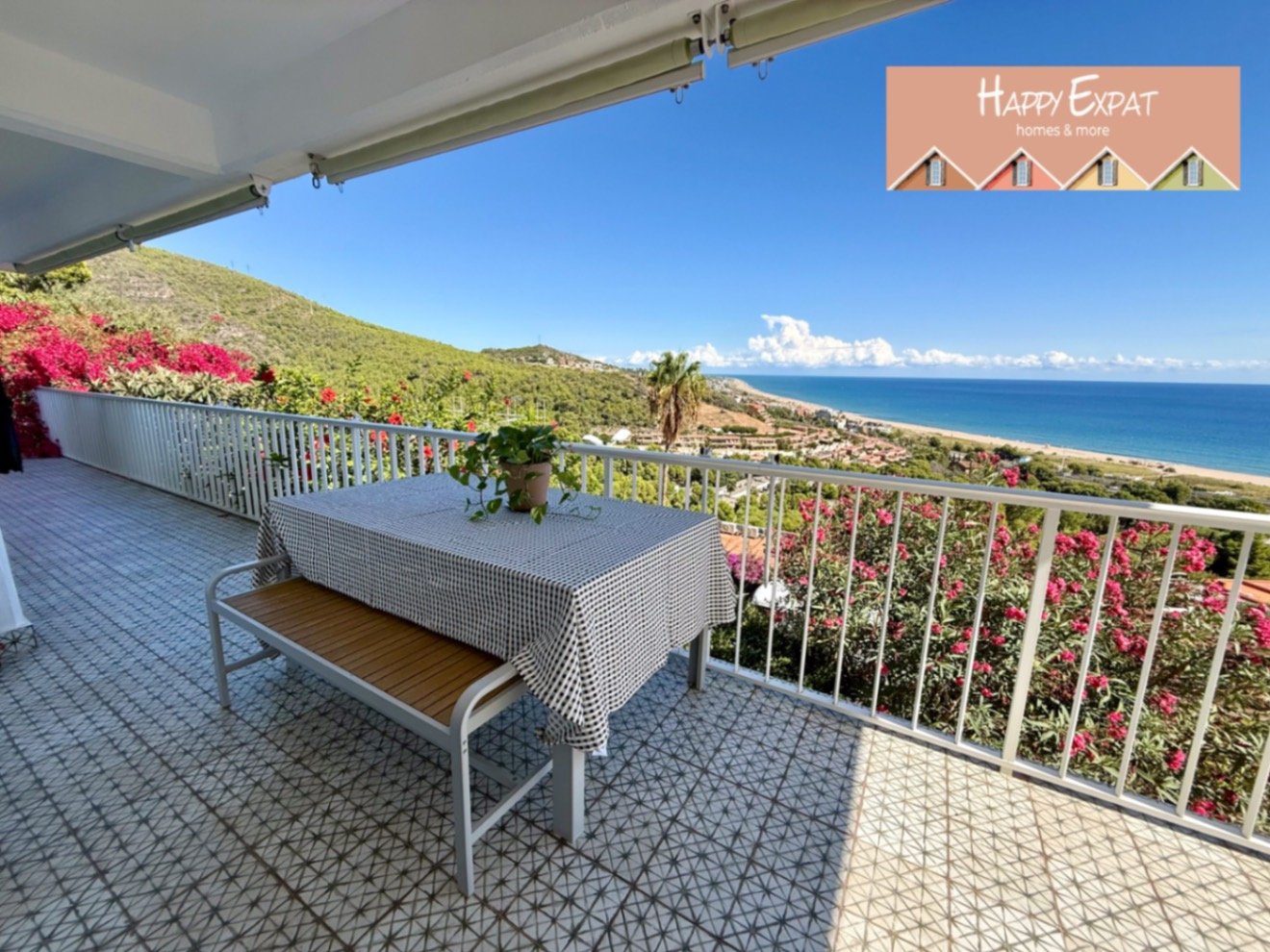 Diese wunderschöne Immobilie befindet sich in einem der beliebtesten Gebiete von Les Botigues de Sitges. Ihre atemberaubenden Meerblicke sind ohne Zwe