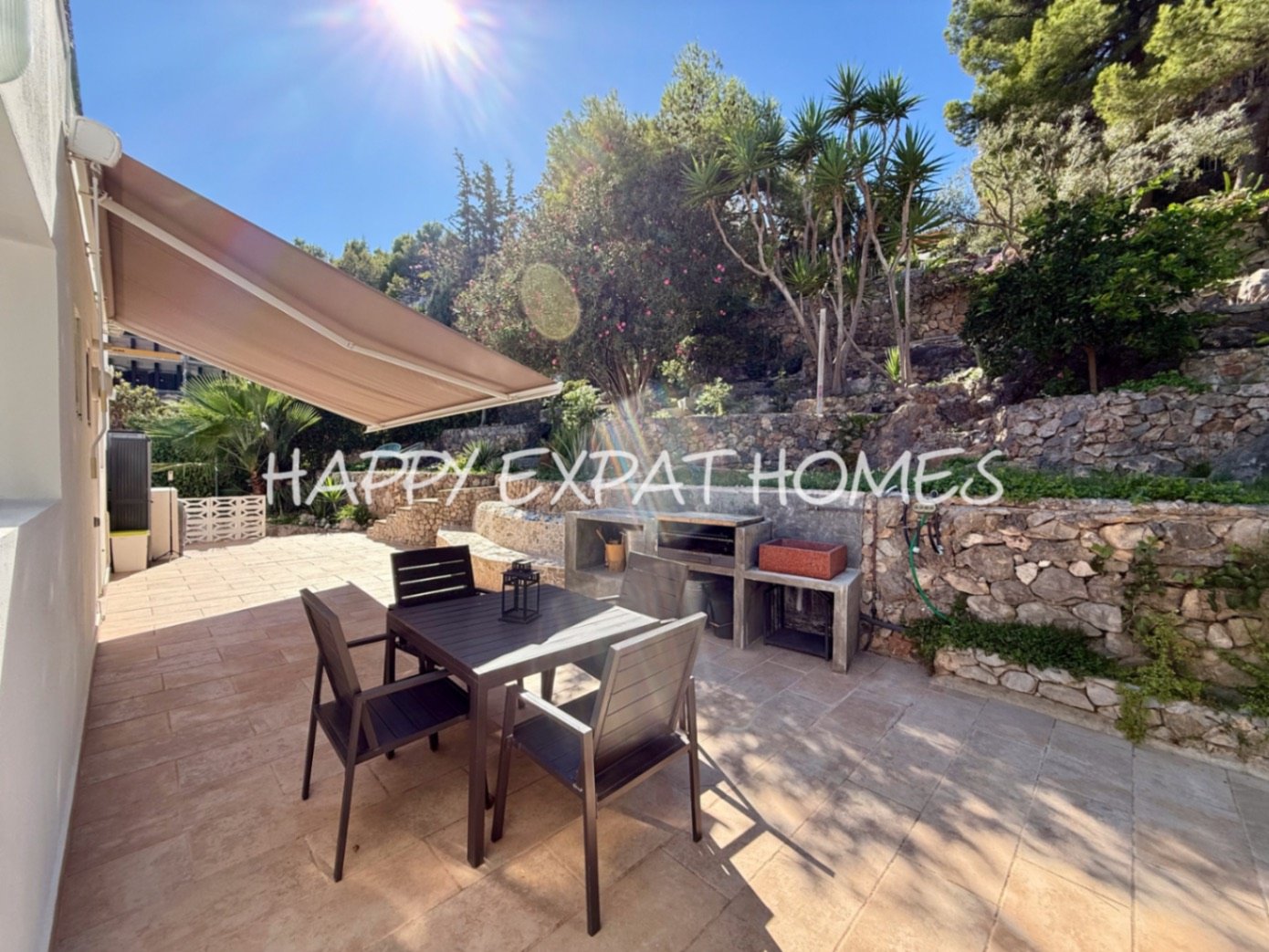 Diese wunderschöne Immobilie befindet sich in einem der beliebtesten Gebiete von Les Botigues de Sitges. Ihre atemberaubenden Meerblicke sind ohne Zwe