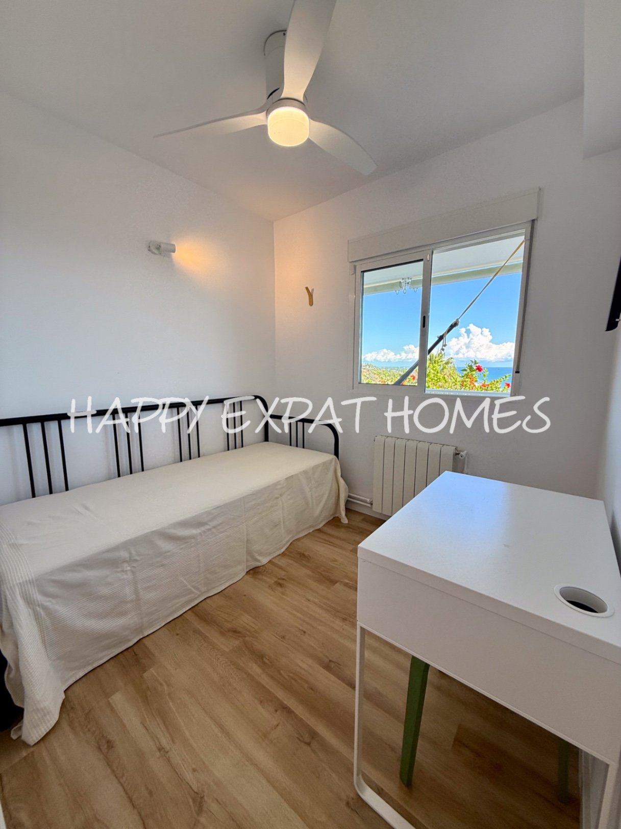 Diese wunderschöne Immobilie befindet sich in einem der beliebtesten Gebiete von Les Botigues de Sitges. Ihre atemberaubenden Meerblicke sind ohne Zwe