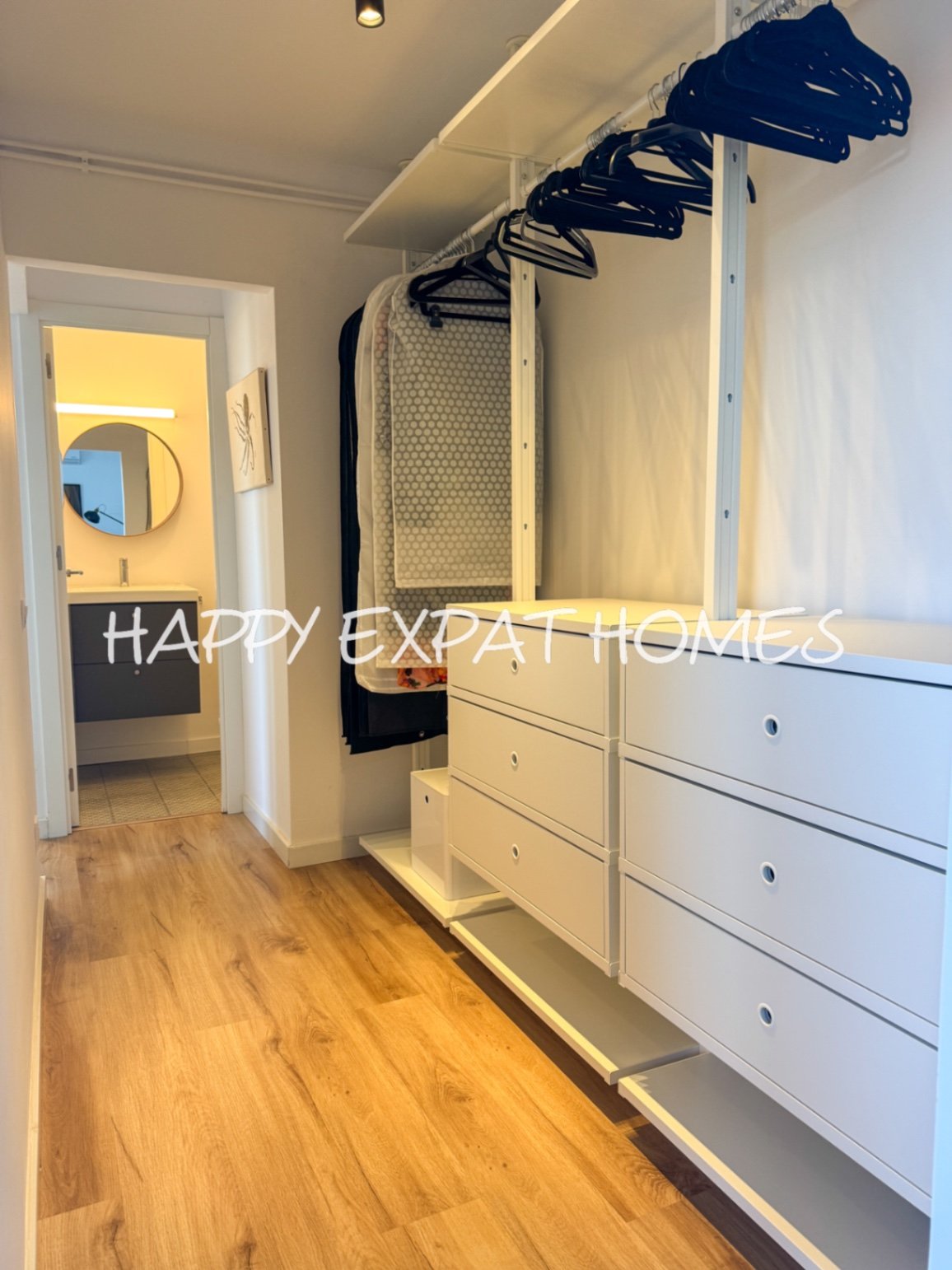 Diese wunderschöne Immobilie befindet sich in einem der beliebtesten Gebiete von Les Botigues de Sitges. Ihre atemberaubenden Meerblicke sind ohne Zwe