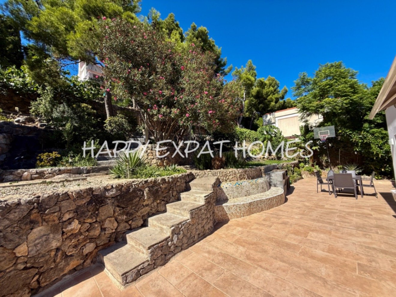 Diese wunderschöne Immobilie befindet sich in einem der beliebtesten Gebiete von Les Botigues de Sitges. Ihre atemberaubenden Meerblicke sind ohne Zwe