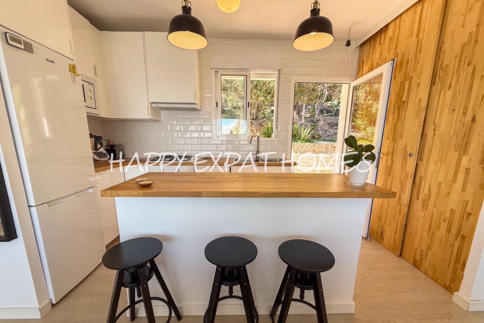 Diese wunderschöne Immobilie befindet sich in einem der beliebtesten Gebiete von Les Botigues de Sitges. Ihre atemberaubenden Meerblicke sind ohne Zwe