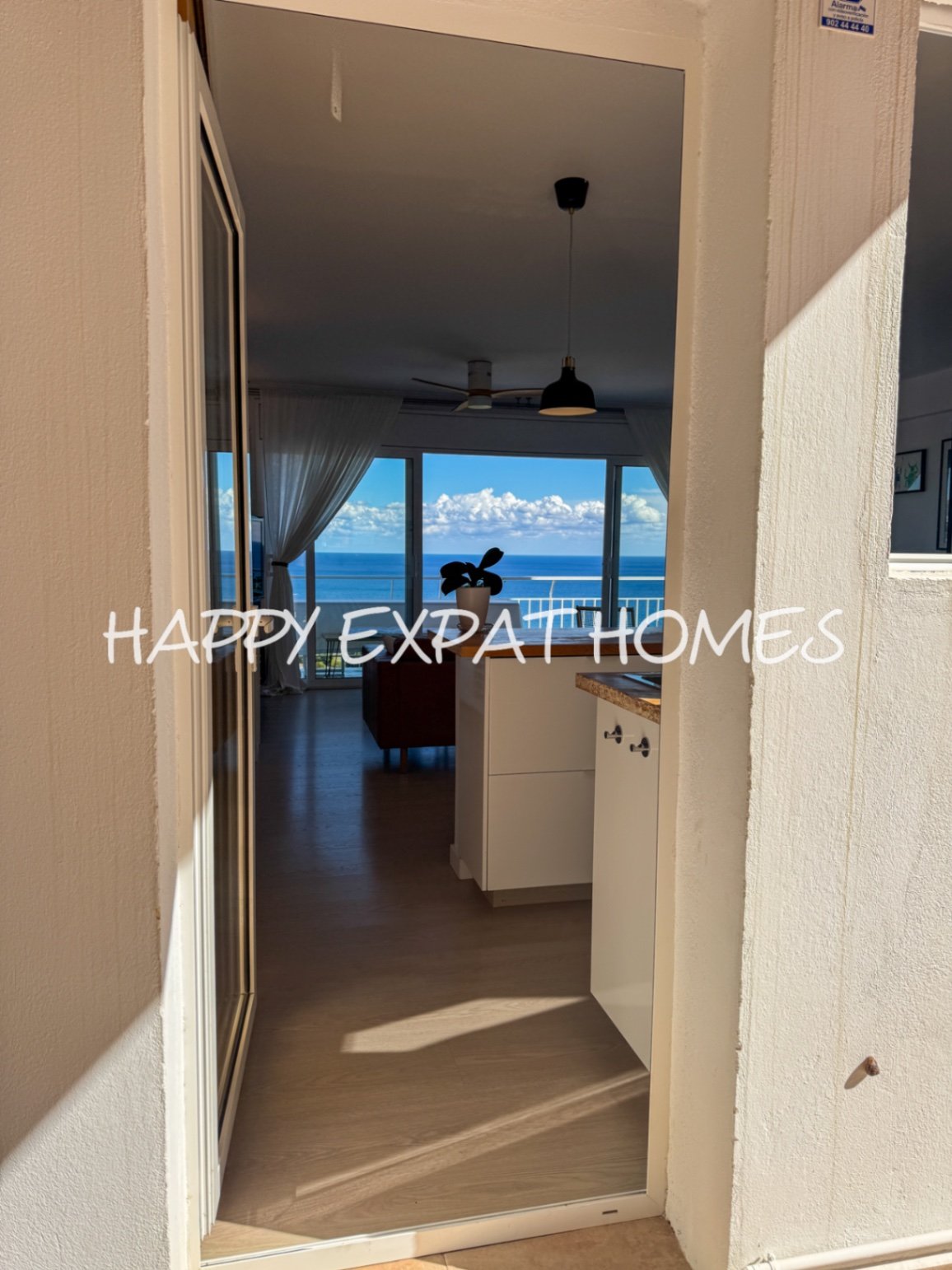 Diese wunderschöne Immobilie befindet sich in einem der beliebtesten Gebiete von Les Botigues de Sitges. Ihre atemberaubenden Meerblicke sind ohne Zwe