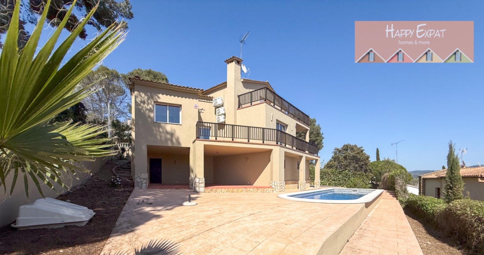 In der ruhigen Wohngegend von Les Colines erwartet Sie dieses freistehende Haus mit einem ruhigen Rückzugsort inmitten der Natur, nur 15 Minuten von S