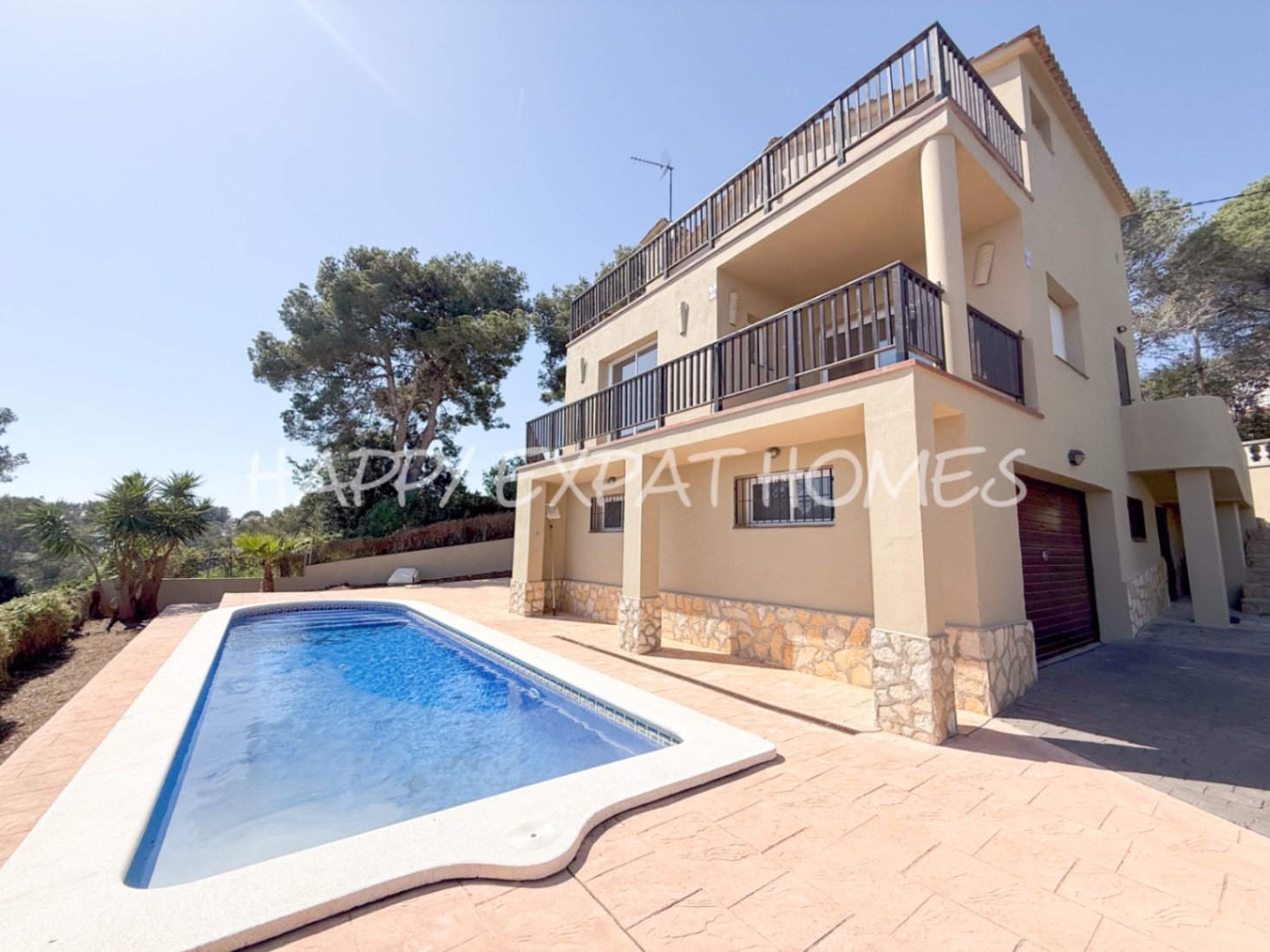 In der ruhigen Wohngegend von Les Colines erwartet Sie dieses freistehende Haus mit einem ruhigen Rückzugsort inmitten der Natur, nur 15 Minuten von S