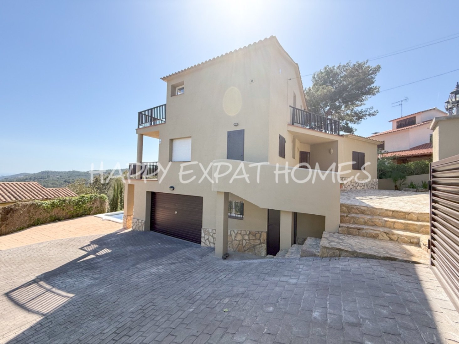 In der ruhigen Wohngegend von Les Colines erwartet Sie dieses freistehende Haus mit einem ruhigen Rückzugsort inmitten der Natur, nur 15 Minuten von S