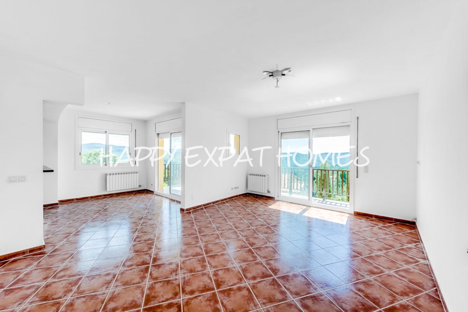 In der ruhigen Wohngegend von Les Colines erwartet Sie dieses freistehende Haus mit einem ruhigen Rückzugsort inmitten der Natur, nur 15 Minuten von S