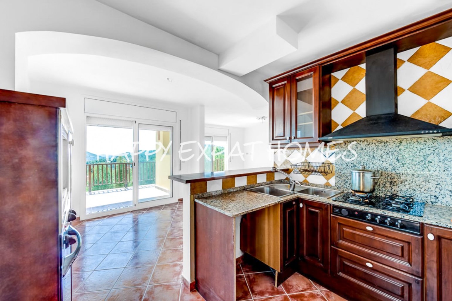 In der ruhigen Wohngegend von Les Colines erwartet Sie dieses freistehende Haus mit einem ruhigen Rückzugsort inmitten der Natur, nur 15 Minuten von S