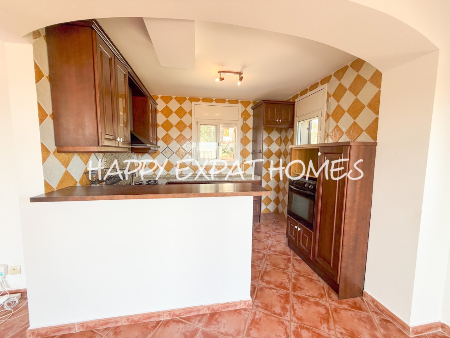 In der ruhigen Wohngegend von Les Colines erwartet Sie dieses freistehende Haus mit einem ruhigen Rückzugsort inmitten der Natur, nur 15 Minuten von S