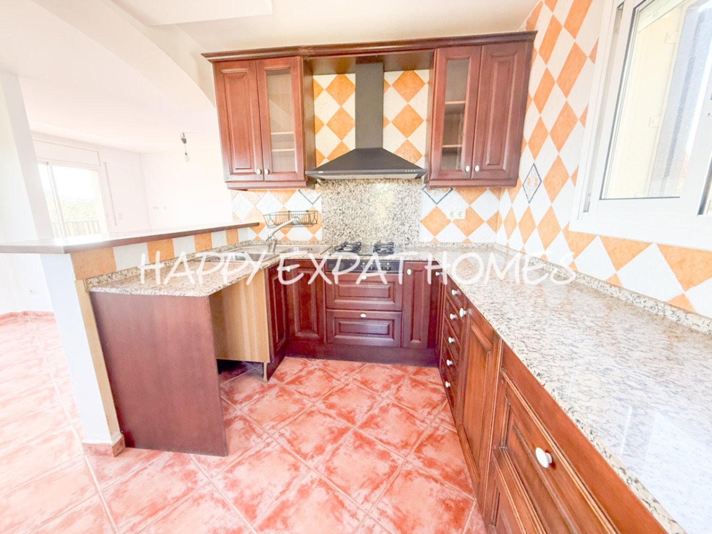 In der ruhigen Wohngegend von Les Colines erwartet Sie dieses freistehende Haus mit einem ruhigen Rückzugsort inmitten der Natur, nur 15 Minuten von S