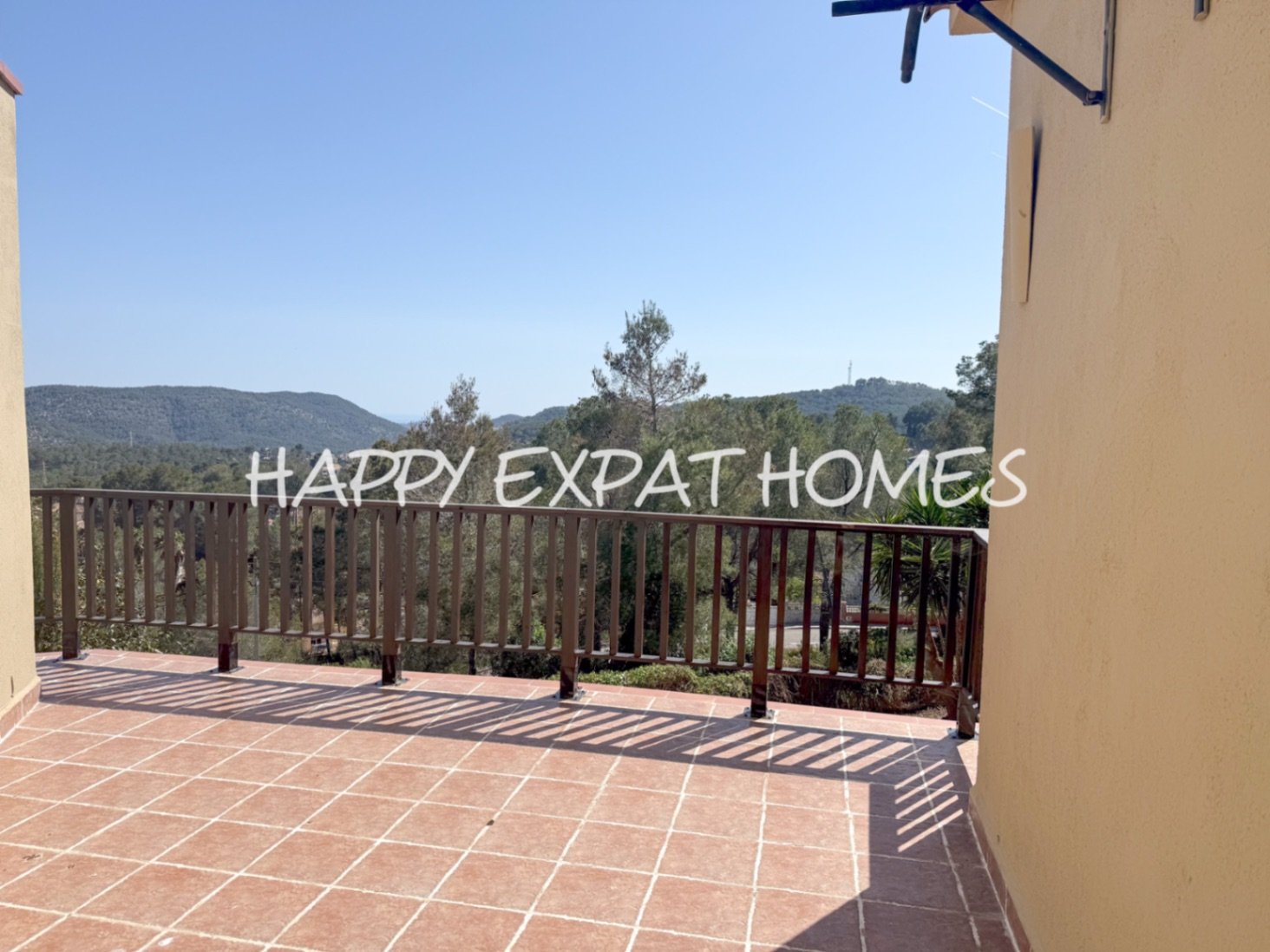 In der ruhigen Wohngegend von Les Colines erwartet Sie dieses freistehende Haus mit einem ruhigen Rückzugsort inmitten der Natur, nur 15 Minuten von S