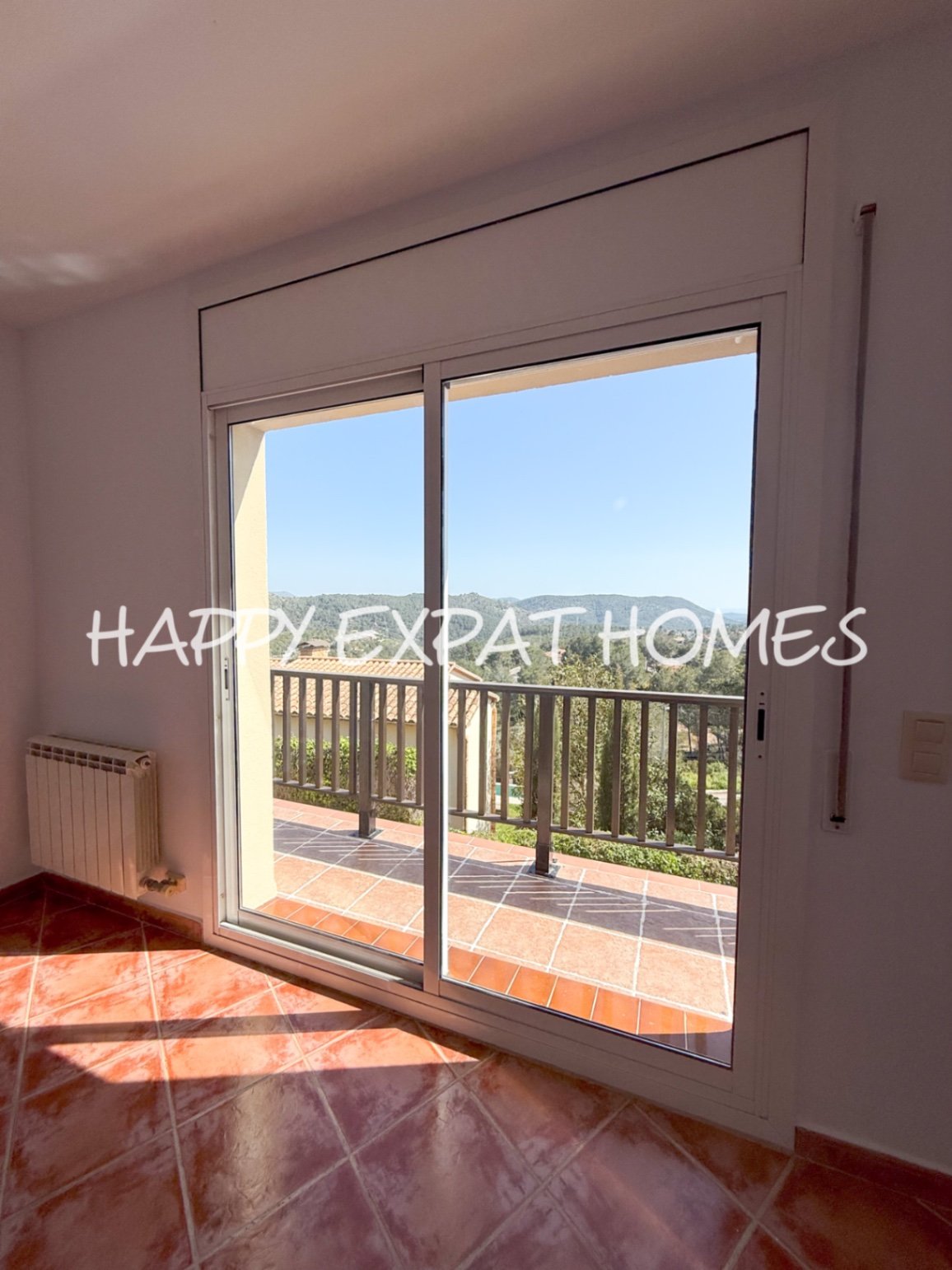 In der ruhigen Wohngegend von Les Colines erwartet Sie dieses freistehende Haus mit einem ruhigen Rückzugsort inmitten der Natur, nur 15 Minuten von S