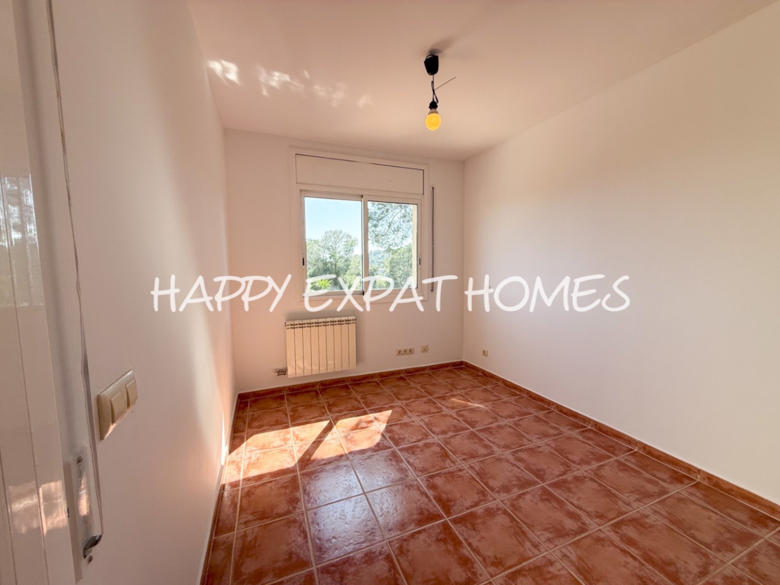 In der ruhigen Wohngegend von Les Colines erwartet Sie dieses freistehende Haus mit einem ruhigen Rückzugsort inmitten der Natur, nur 15 Minuten von S