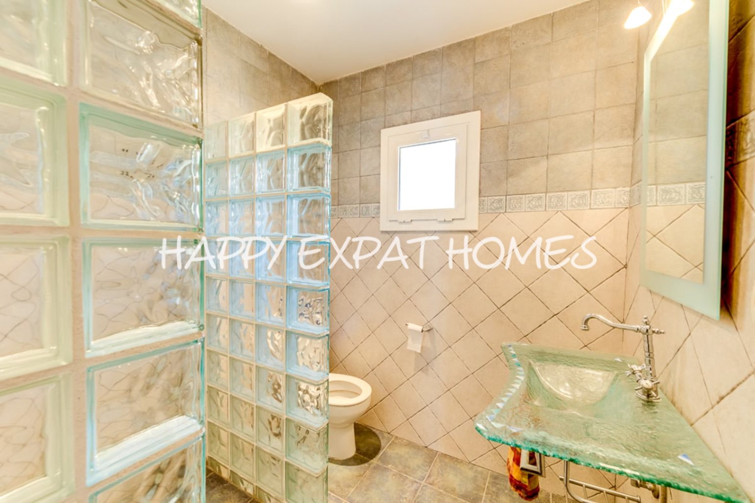 In der ruhigen Wohngegend von Les Colines erwartet Sie dieses freistehende Haus mit einem ruhigen Rückzugsort inmitten der Natur, nur 15 Minuten von S