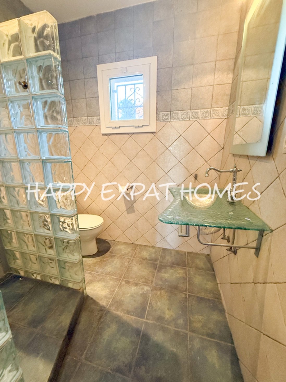 In der ruhigen Wohngegend von Les Colines erwartet Sie dieses freistehende Haus mit einem ruhigen Rückzugsort inmitten der Natur, nur 15 Minuten von S