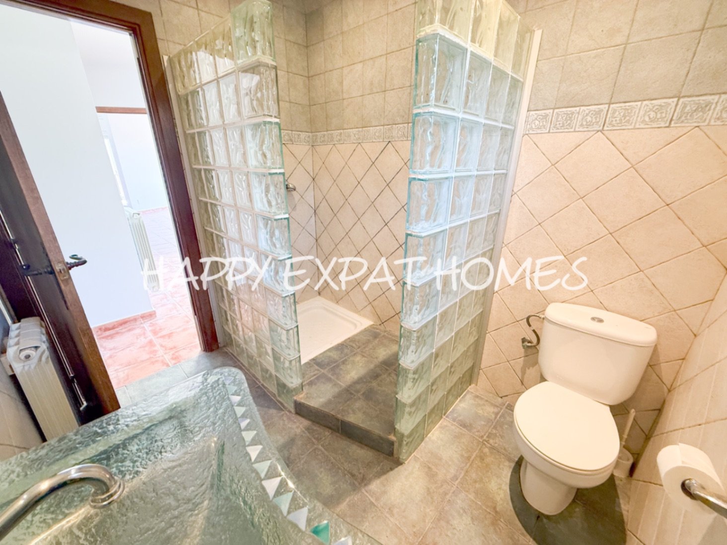 In der ruhigen Wohngegend von Les Colines erwartet Sie dieses freistehende Haus mit einem ruhigen Rückzugsort inmitten der Natur, nur 15 Minuten von S