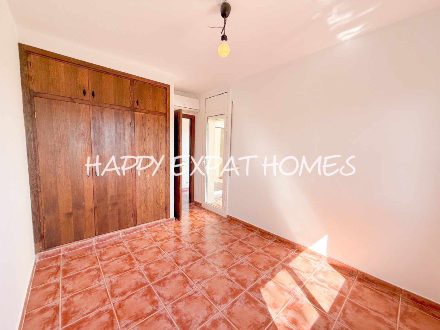 In der ruhigen Wohngegend von Les Colines erwartet Sie dieses freistehende Haus mit einem ruhigen Rückzugsort inmitten der Natur, nur 15 Minuten von S