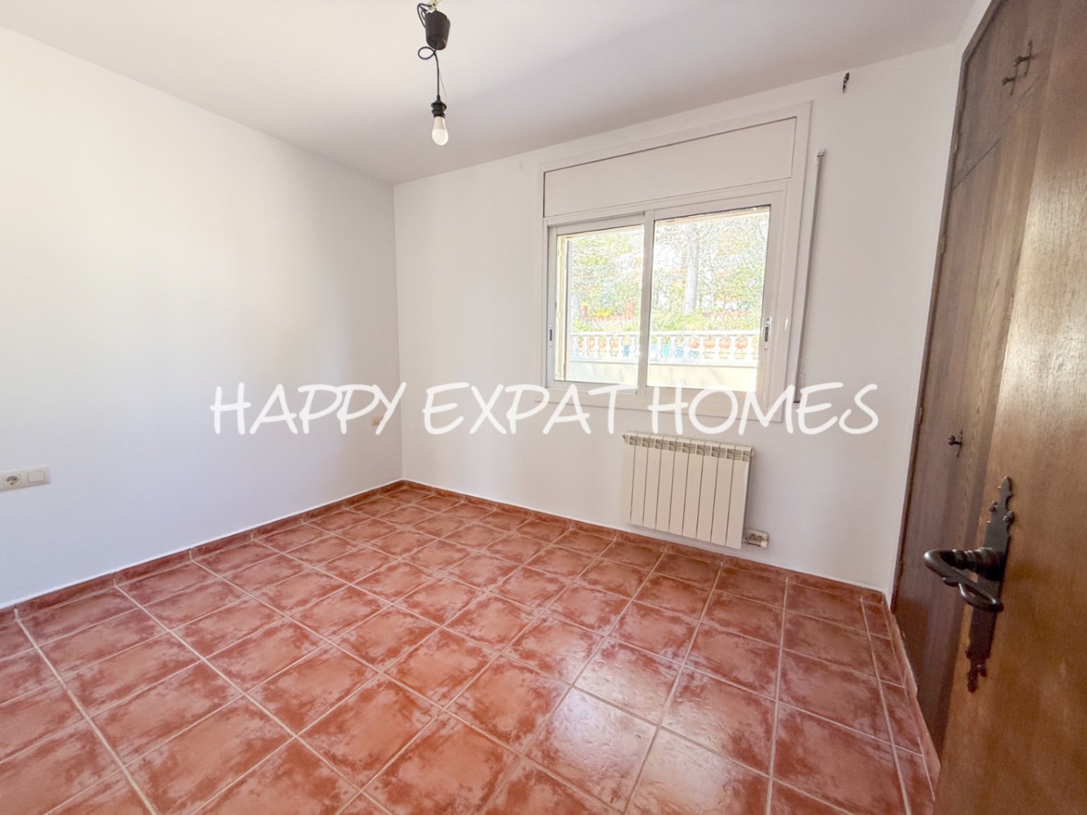 In der ruhigen Wohngegend von Les Colines erwartet Sie dieses freistehende Haus mit einem ruhigen Rückzugsort inmitten der Natur, nur 15 Minuten von S