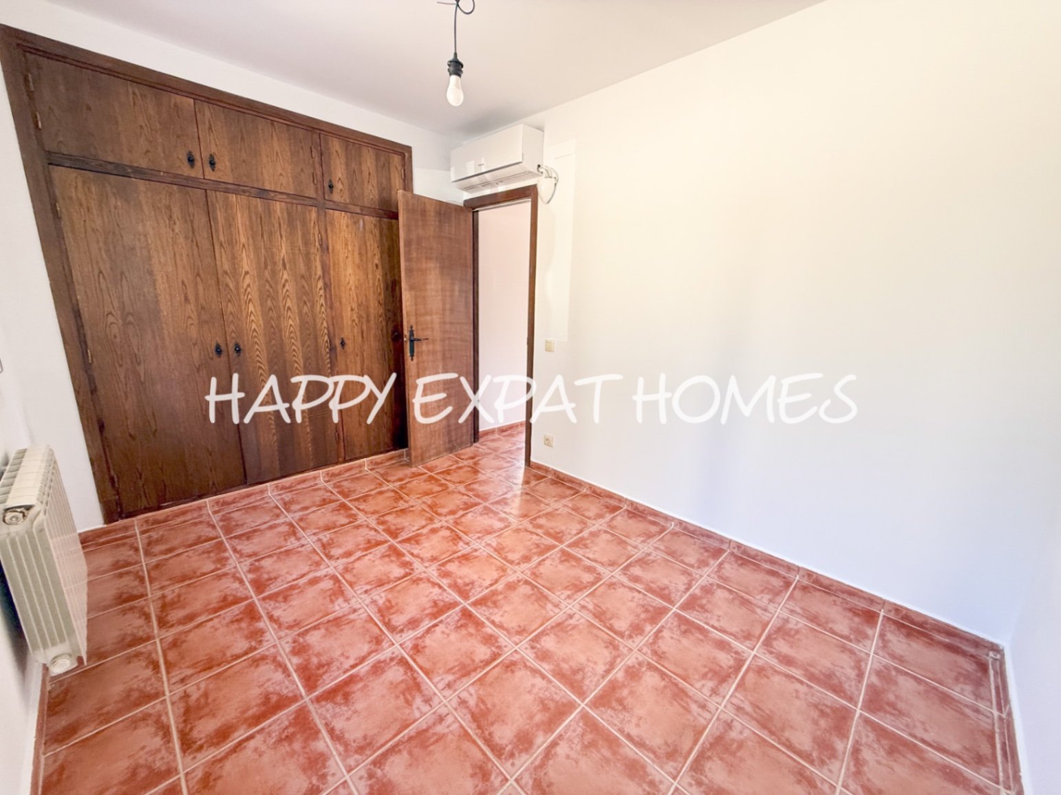 In der ruhigen Wohngegend von Les Colines erwartet Sie dieses freistehende Haus mit einem ruhigen Rückzugsort inmitten der Natur, nur 15 Minuten von S