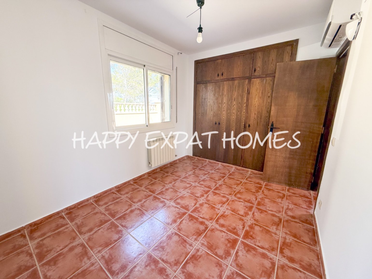 In der ruhigen Wohngegend von Les Colines erwartet Sie dieses freistehende Haus mit einem ruhigen Rückzugsort inmitten der Natur, nur 15 Minuten von S