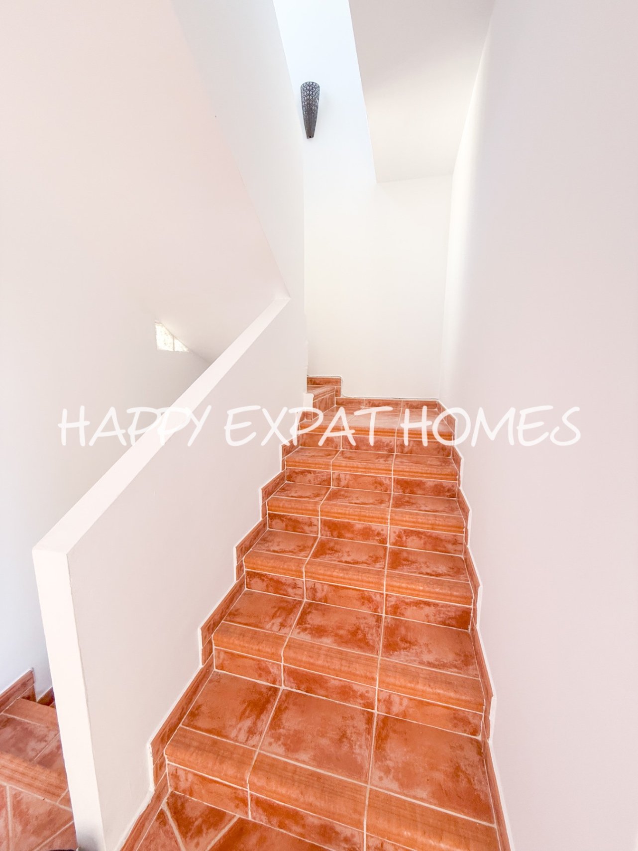 In der ruhigen Wohngegend von Les Colines erwartet Sie dieses freistehende Haus mit einem ruhigen Rückzugsort inmitten der Natur, nur 15 Minuten von S