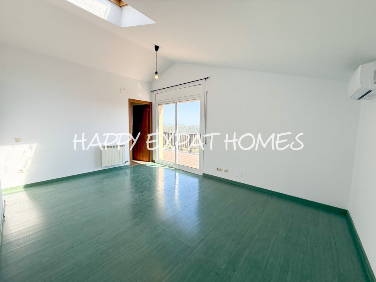 In der ruhigen Wohngegend von Les Colines erwartet Sie dieses freistehende Haus mit einem ruhigen Rückzugsort inmitten der Natur, nur 15 Minuten von S