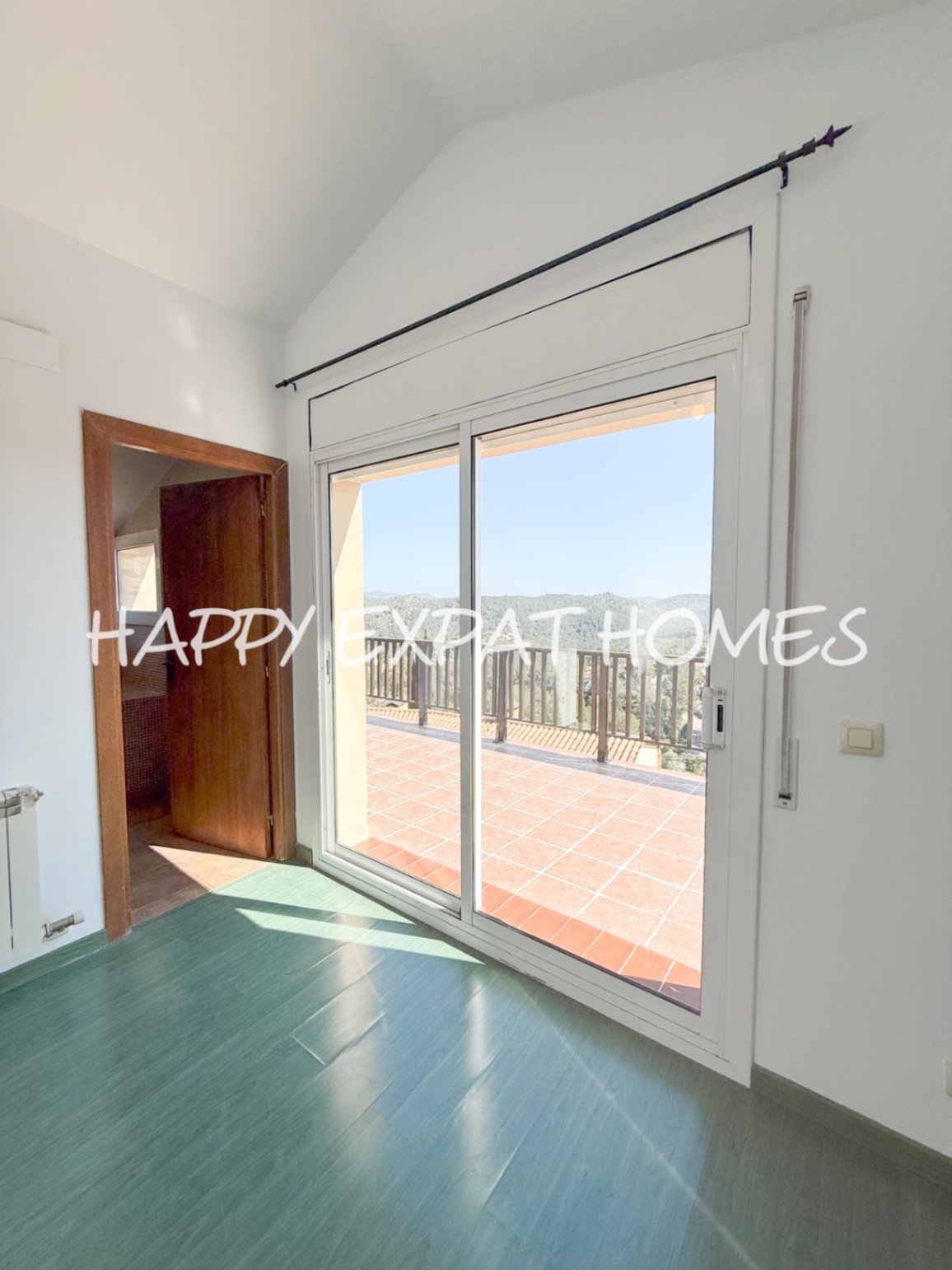 In der ruhigen Wohngegend von Les Colines erwartet Sie dieses freistehende Haus mit einem ruhigen Rückzugsort inmitten der Natur, nur 15 Minuten von S