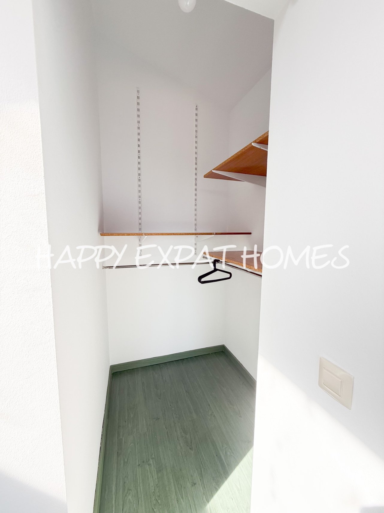 In der ruhigen Wohngegend von Les Colines erwartet Sie dieses freistehende Haus mit einem ruhigen Rückzugsort inmitten der Natur, nur 15 Minuten von S