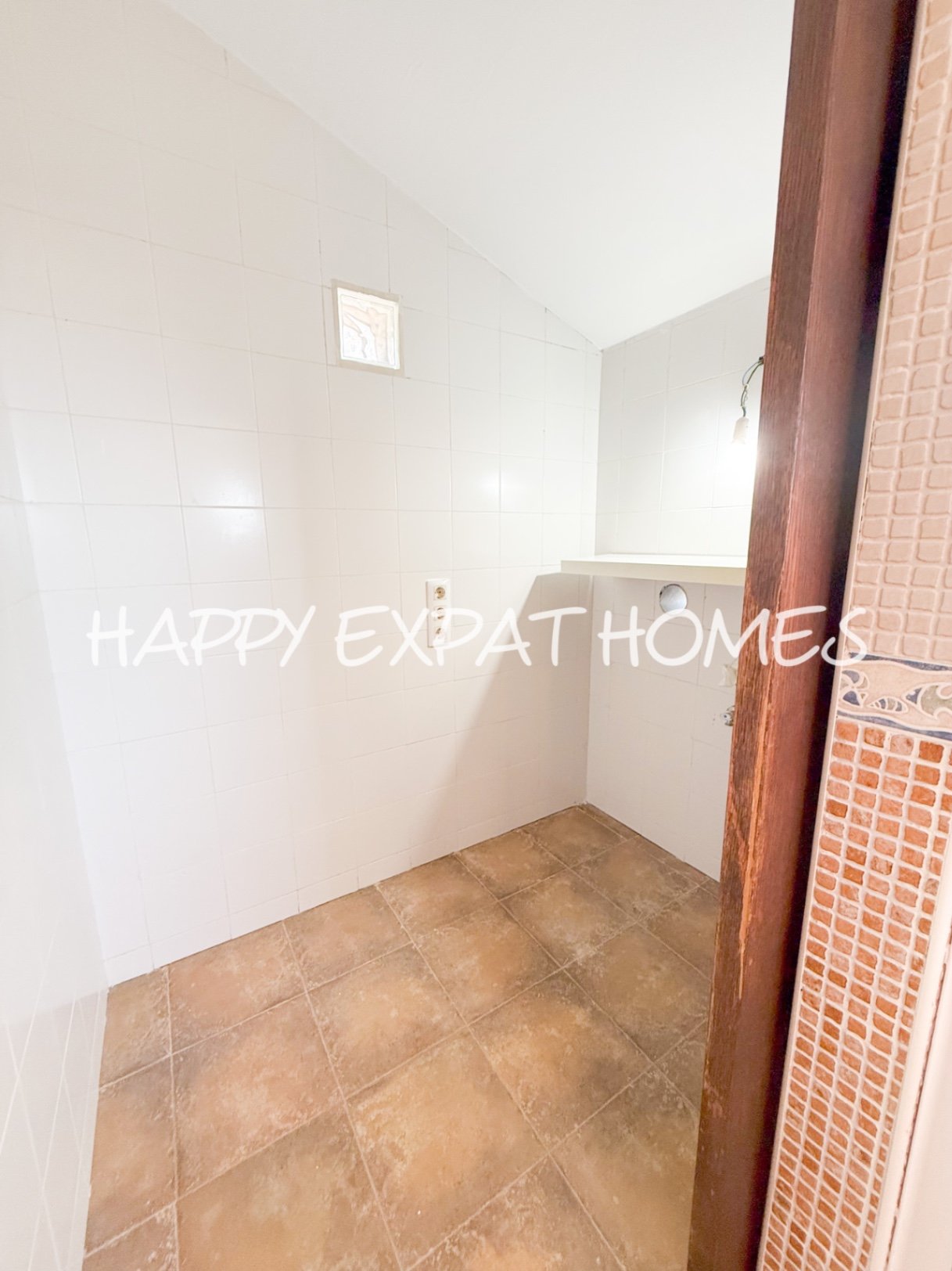 In der ruhigen Wohngegend von Les Colines erwartet Sie dieses freistehende Haus mit einem ruhigen Rückzugsort inmitten der Natur, nur 15 Minuten von S