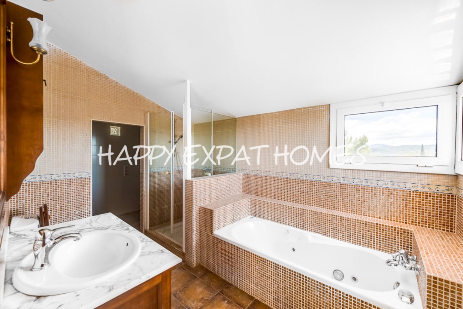 In der ruhigen Wohngegend von Les Colines erwartet Sie dieses freistehende Haus mit einem ruhigen Rückzugsort inmitten der Natur, nur 15 Minuten von S