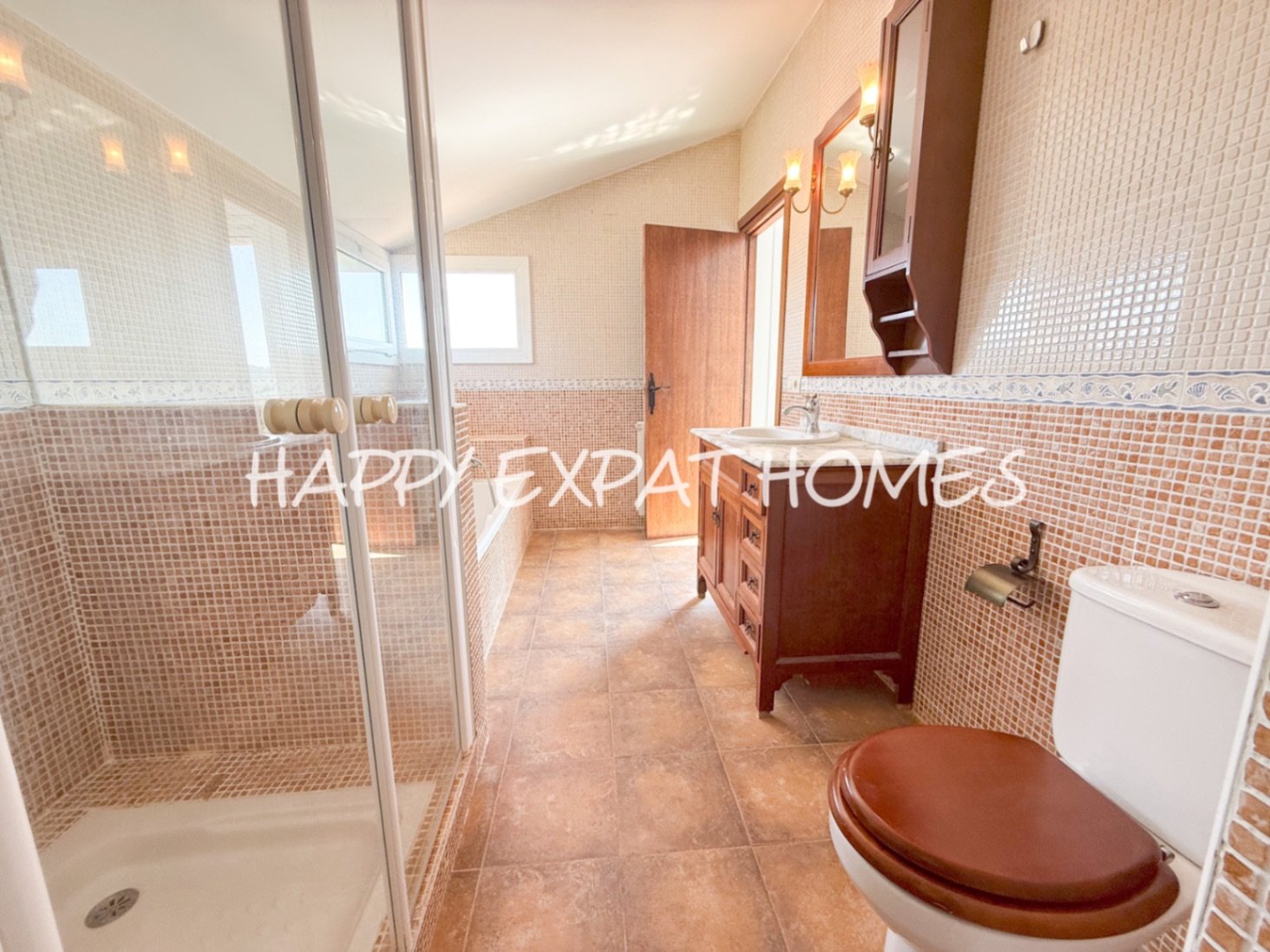 In der ruhigen Wohngegend von Les Colines erwartet Sie dieses freistehende Haus mit einem ruhigen Rückzugsort inmitten der Natur, nur 15 Minuten von S