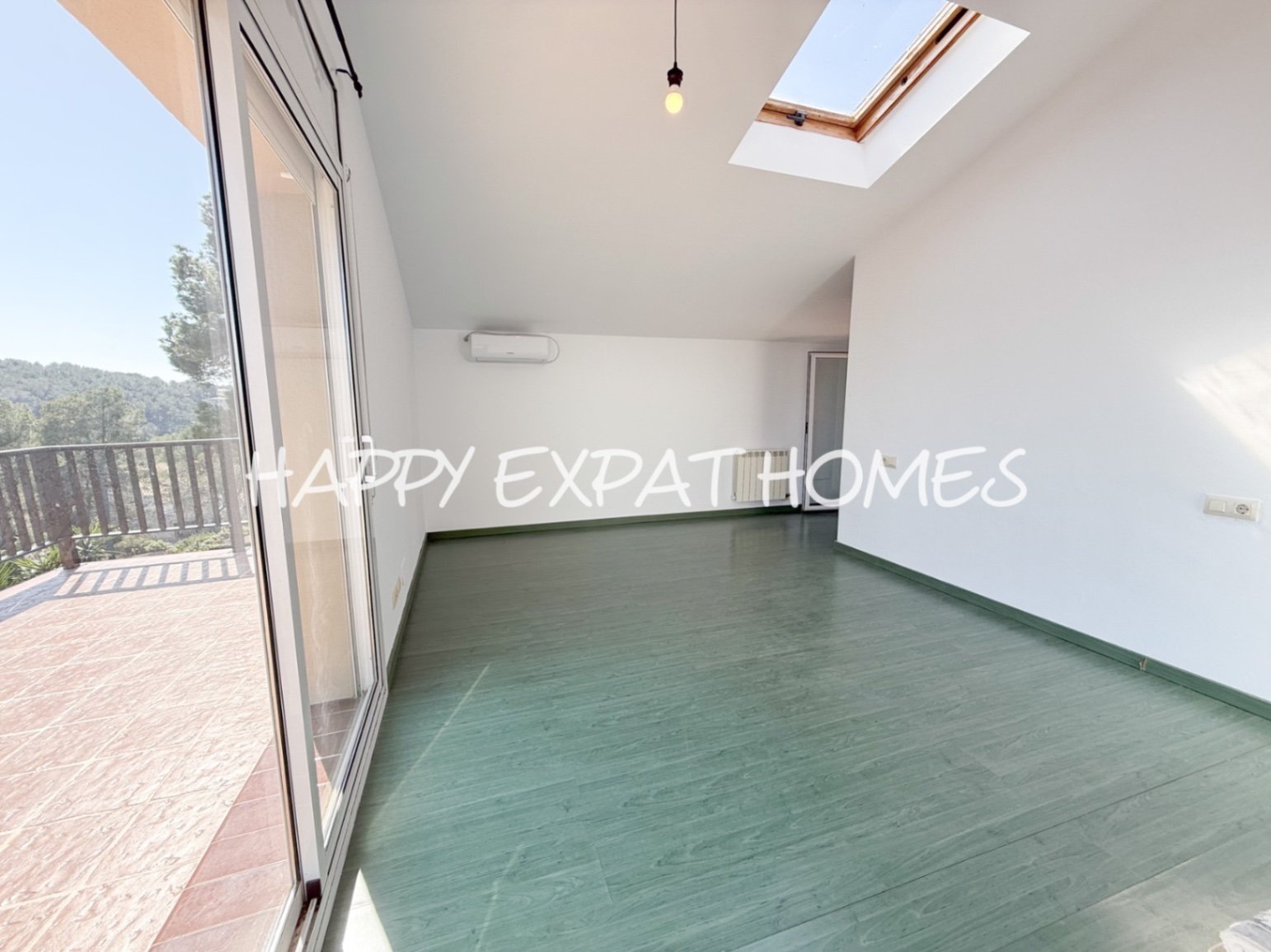 In der ruhigen Wohngegend von Les Colines erwartet Sie dieses freistehende Haus mit einem ruhigen Rückzugsort inmitten der Natur, nur 15 Minuten von S