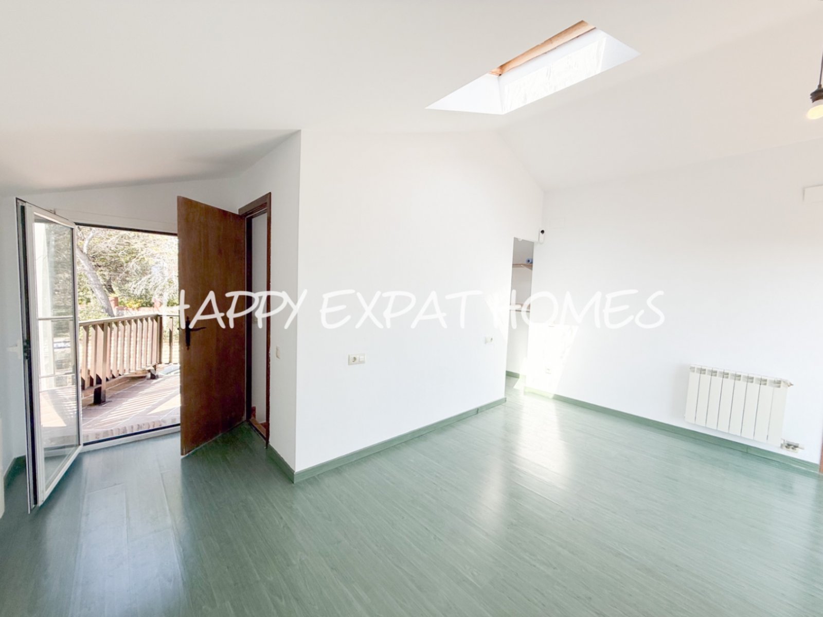 In der ruhigen Wohngegend von Les Colines erwartet Sie dieses freistehende Haus mit einem ruhigen Rückzugsort inmitten der Natur, nur 15 Minuten von S