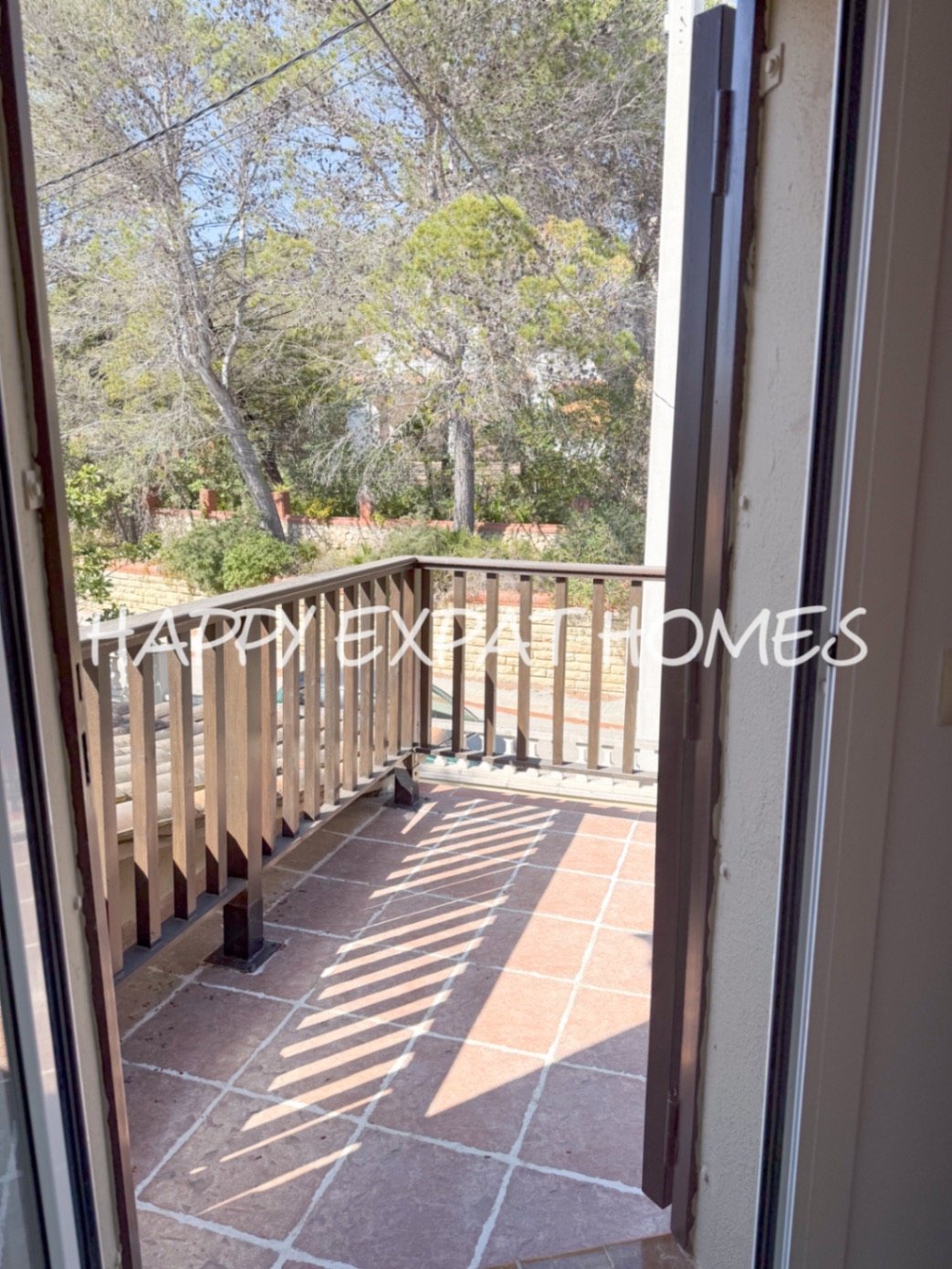 In der ruhigen Wohngegend von Les Colines erwartet Sie dieses freistehende Haus mit einem ruhigen Rückzugsort inmitten der Natur, nur 15 Minuten von S