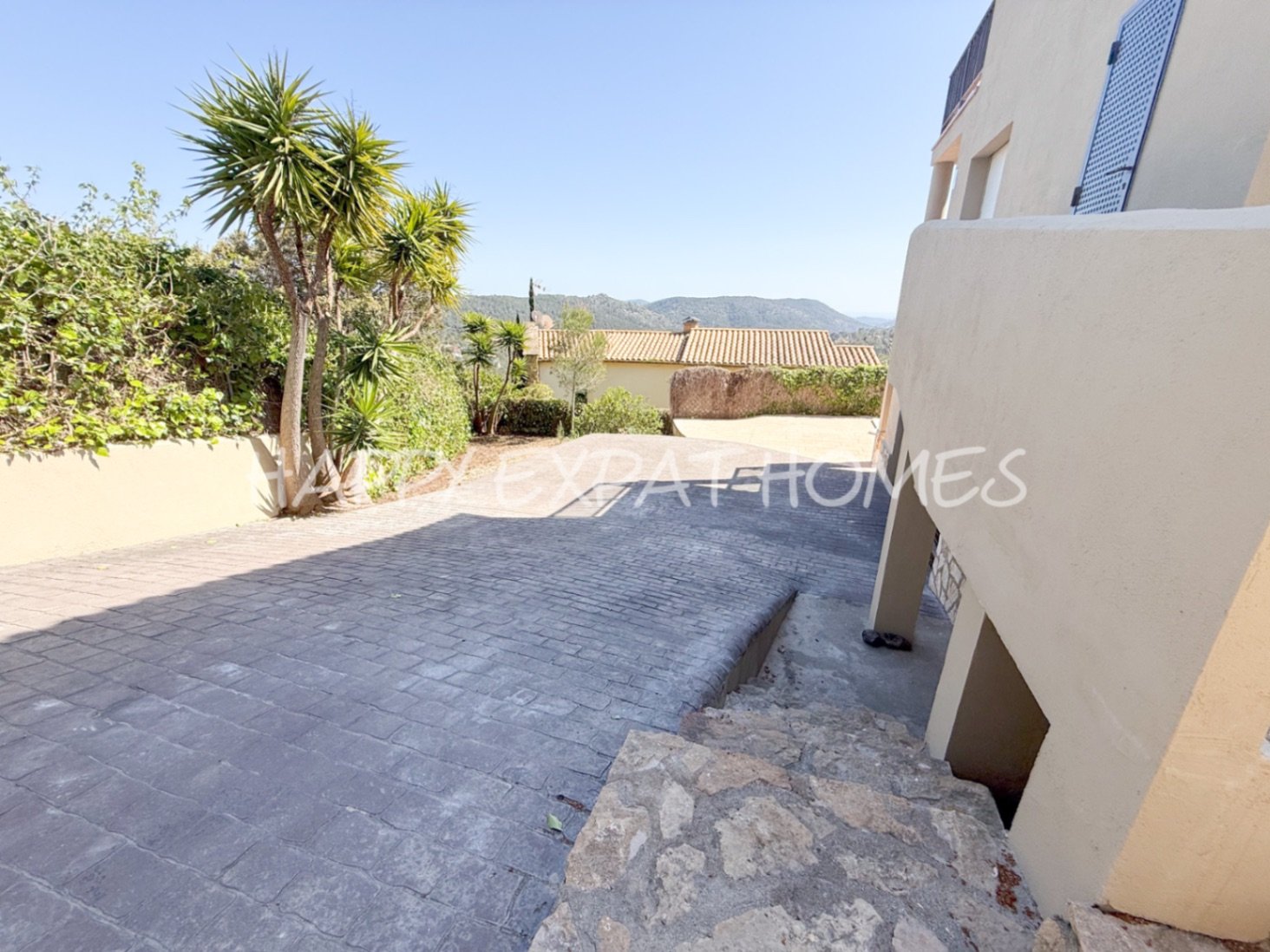 In der ruhigen Wohngegend von Les Colines erwartet Sie dieses freistehende Haus mit einem ruhigen Rückzugsort inmitten der Natur, nur 15 Minuten von S