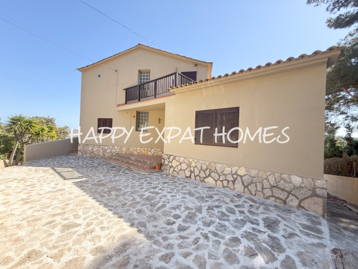 In der ruhigen Wohngegend von Les Colines erwartet Sie dieses freistehende Haus mit einem ruhigen Rückzugsort inmitten der Natur, nur 15 Minuten von S