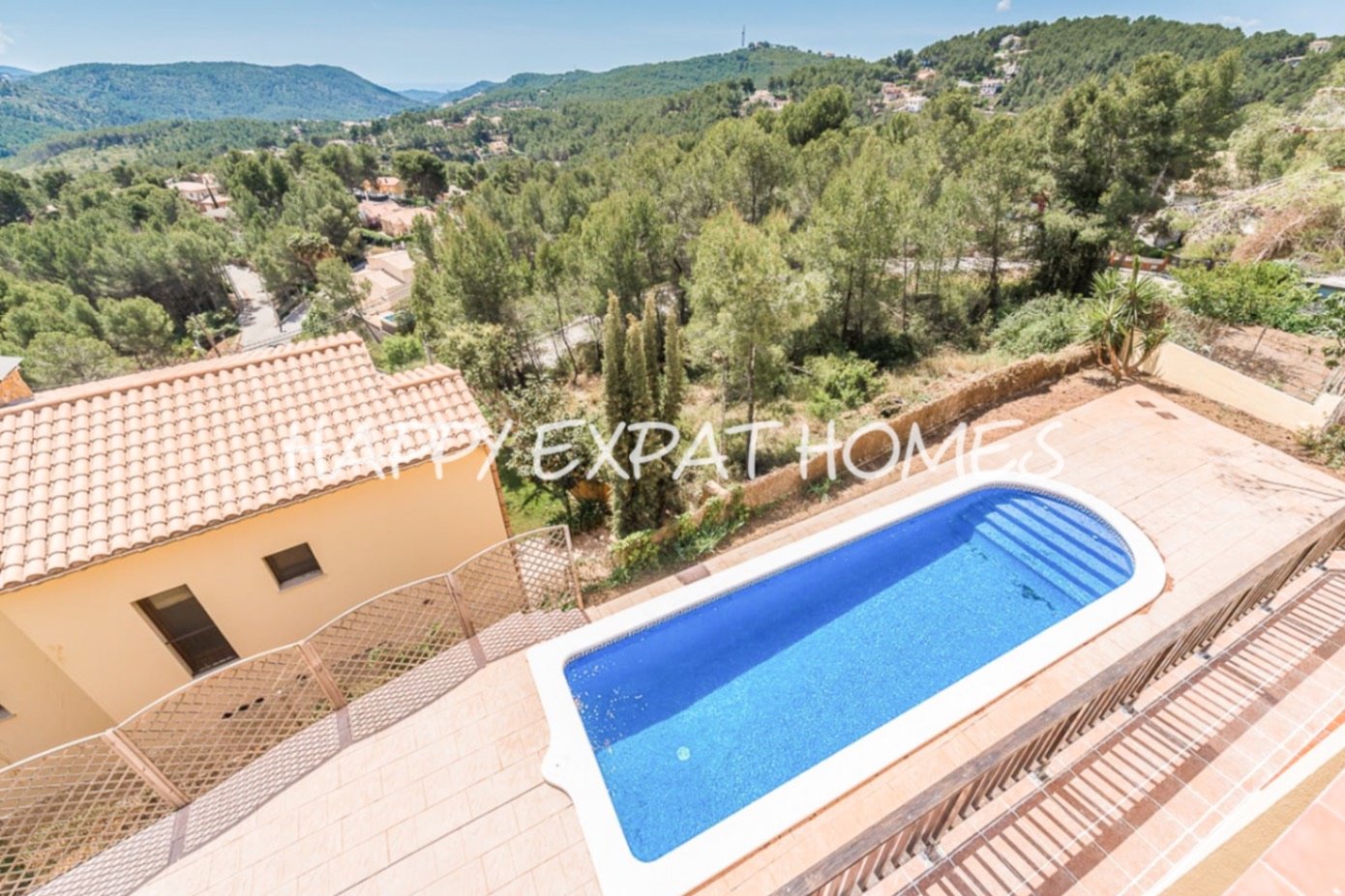 In der ruhigen Wohngegend von Les Colines erwartet Sie dieses freistehende Haus mit einem ruhigen Rückzugsort inmitten der Natur, nur 15 Minuten von S