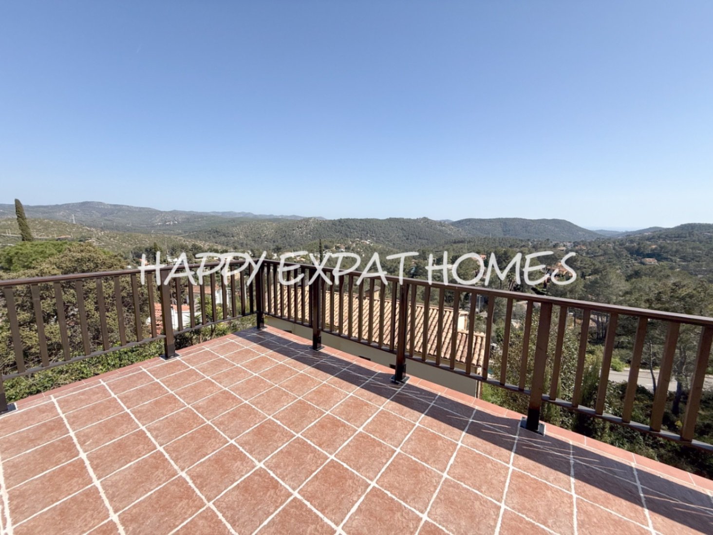 In der ruhigen Wohngegend von Les Colines erwartet Sie dieses freistehende Haus mit einem ruhigen Rückzugsort inmitten der Natur, nur 15 Minuten von S