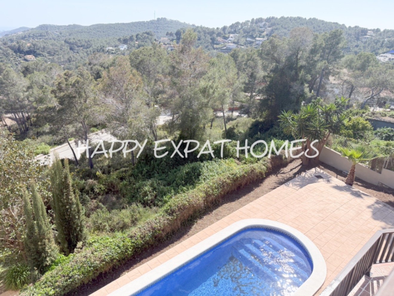 In der ruhigen Wohngegend von Les Colines erwartet Sie dieses freistehende Haus mit einem ruhigen Rückzugsort inmitten der Natur, nur 15 Minuten von S