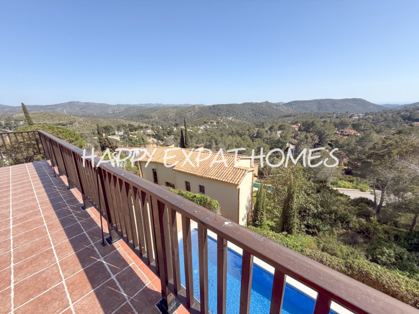 In der ruhigen Wohngegend von Les Colines erwartet Sie dieses freistehende Haus mit einem ruhigen Rückzugsort inmitten der Natur, nur 15 Minuten von S