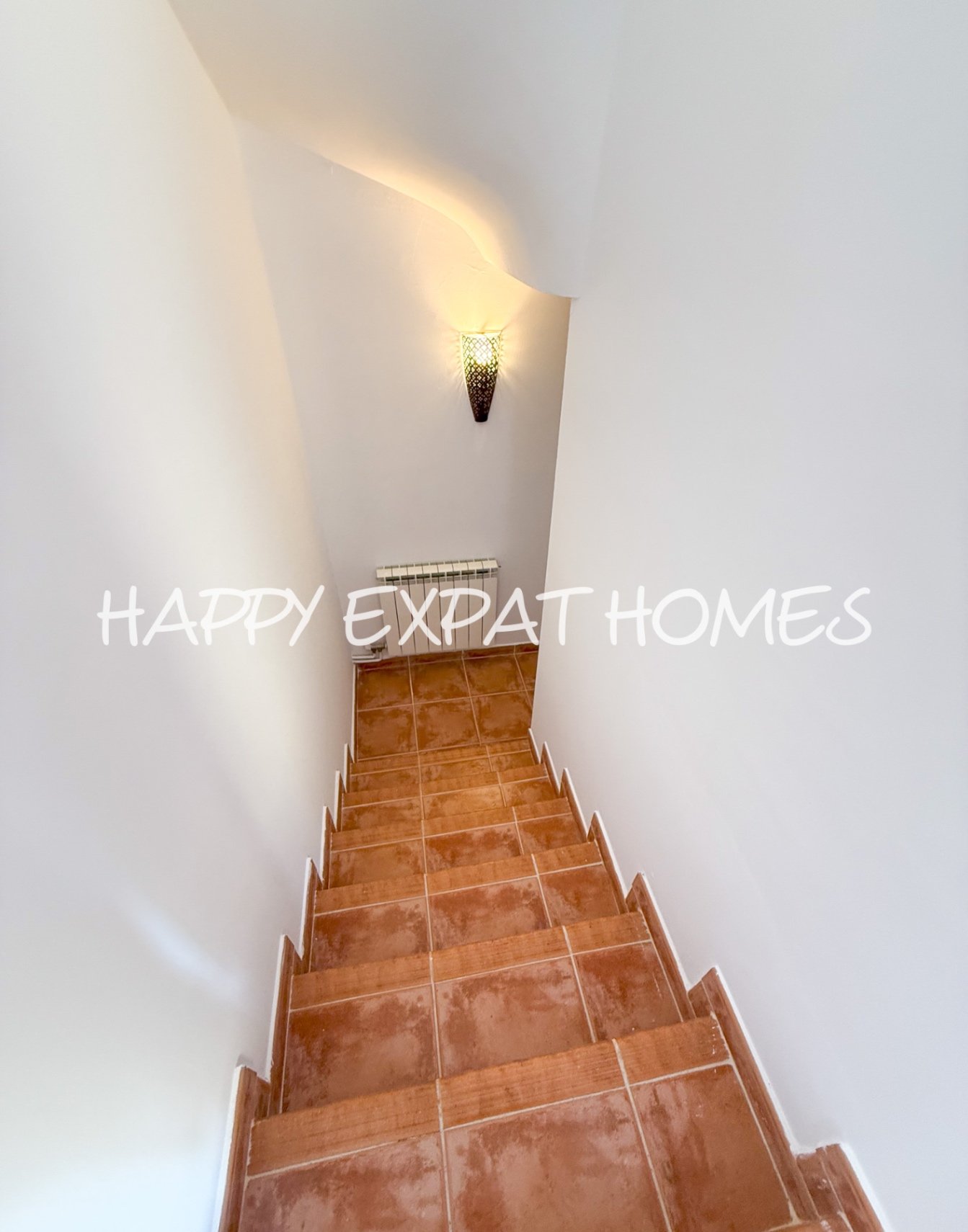 In der ruhigen Wohngegend von Les Colines erwartet Sie dieses freistehende Haus mit einem ruhigen Rückzugsort inmitten der Natur, nur 15 Minuten von S