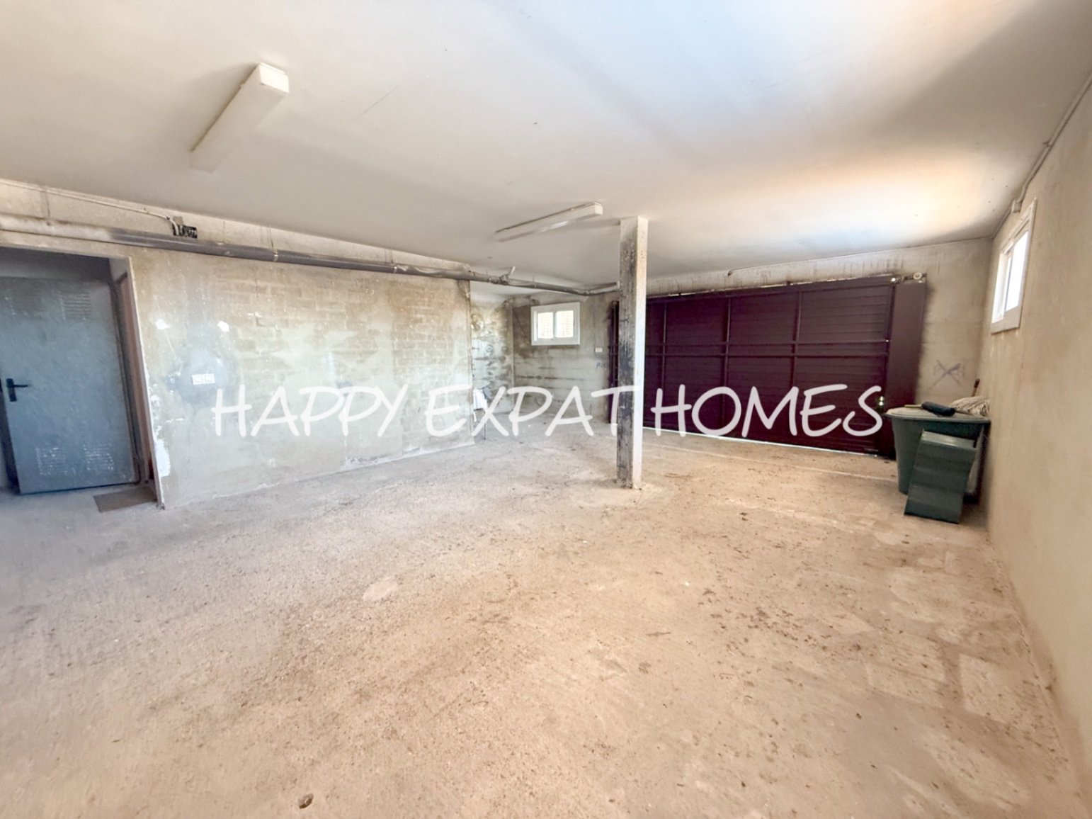 In der ruhigen Wohngegend von Les Colines erwartet Sie dieses freistehende Haus mit einem ruhigen Rückzugsort inmitten der Natur, nur 15 Minuten von S