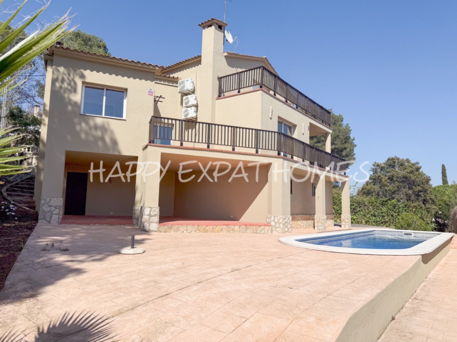 In der ruhigen Wohngegend von Les Colines erwartet Sie dieses freistehende Haus mit einem ruhigen Rückzugsort inmitten der Natur, nur 15 Minuten von S