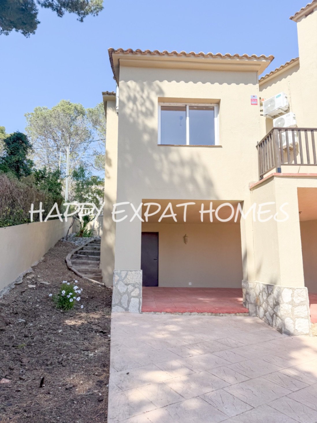 In der ruhigen Wohngegend von Les Colines erwartet Sie dieses freistehende Haus mit einem ruhigen Rückzugsort inmitten der Natur, nur 15 Minuten von S